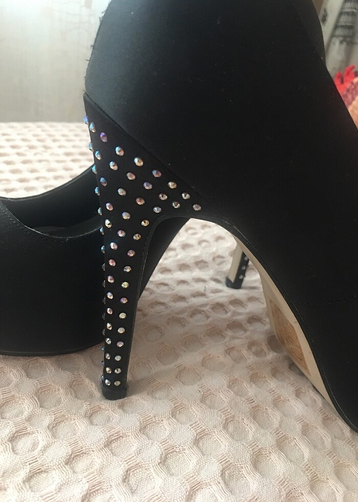 İnce topuk taşlı saten ayakkabı - Görsel 3