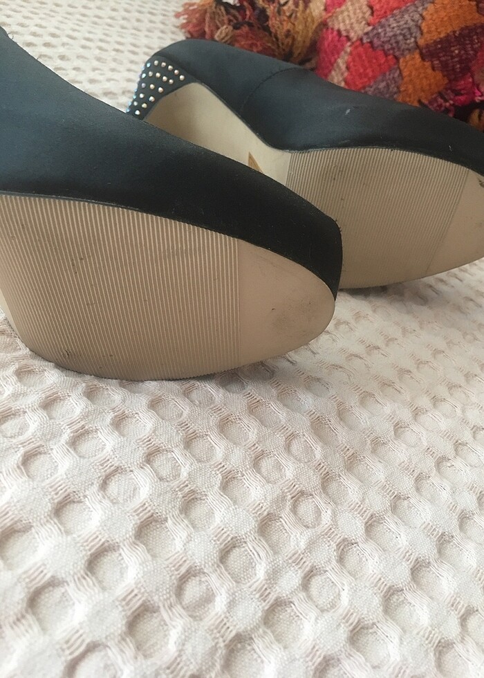 İnce topuk taşlı saten ayakkabı - Görsel 5