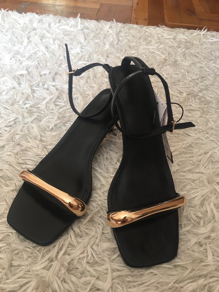 Bershka Siyah Rugan Stiletto Sandalet - Görsel 3