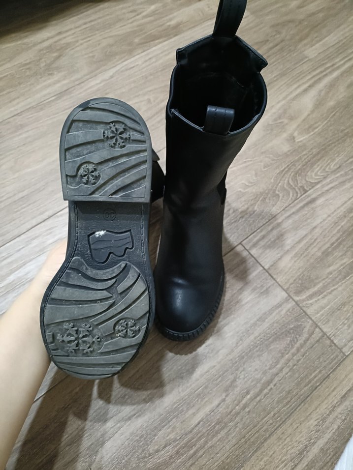 Siyah Deri Kadın Bot - Görsel 3