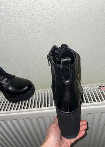 Zara Siyah Deri Topuklu Kadın Bot