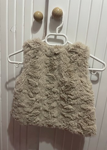 Kız Çocuk Bej Kürklü Yelek - Görsel 3