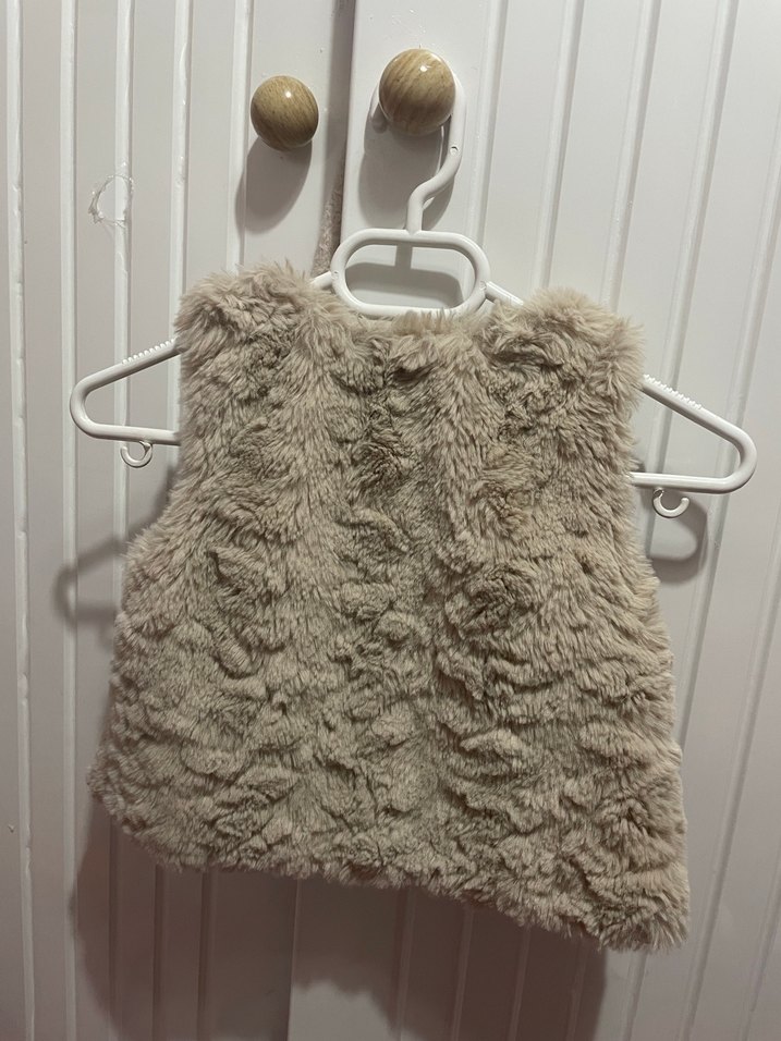 Kız Çocuk Bej Kürklü Yelek - Görsel 3