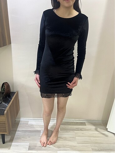 Siyah küpürlü elbise