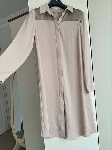 Diğer şık detayları olan uzun tunik gömlek