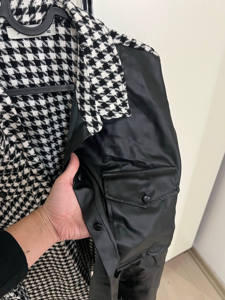 Düğmeli Siyah Beyaz Kareli Kadın Gömlek - Görsel 4