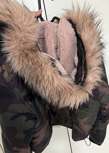 Kürk Detaylı Kamuflaj Kadın Kışlık Şişme Mont - Görsel 4