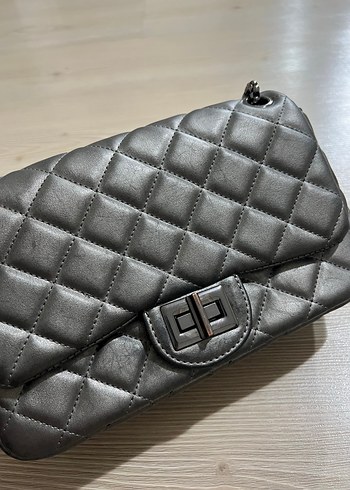 Parlak Gri Gümüş Deri Kapitone Kadın Çanta - Görsel 2