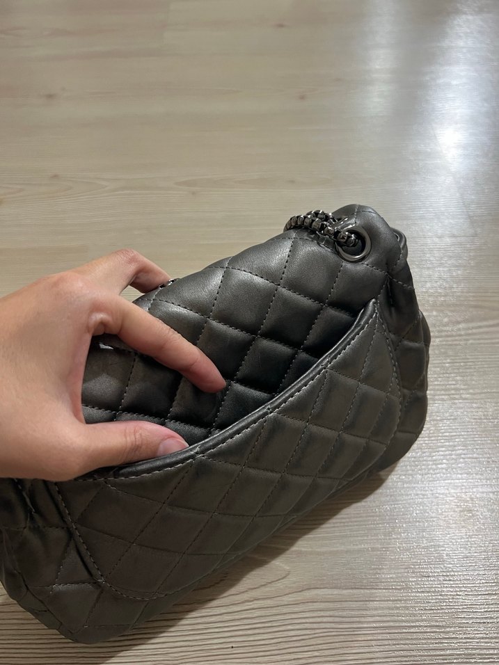 Parlak Gri Gümüş Deri Kapitone Kadın Çanta - Görsel 5