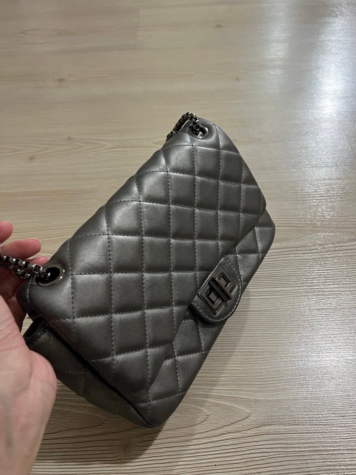 Parlak Gri Gümüş Deri Kapitone Kadın Çanta - Görsel 3