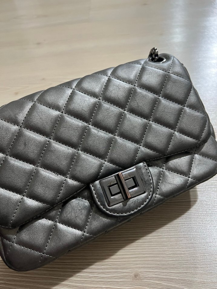 Parlak Gri Gümüş Deri Kapitone Kadın Çanta - Görsel 2