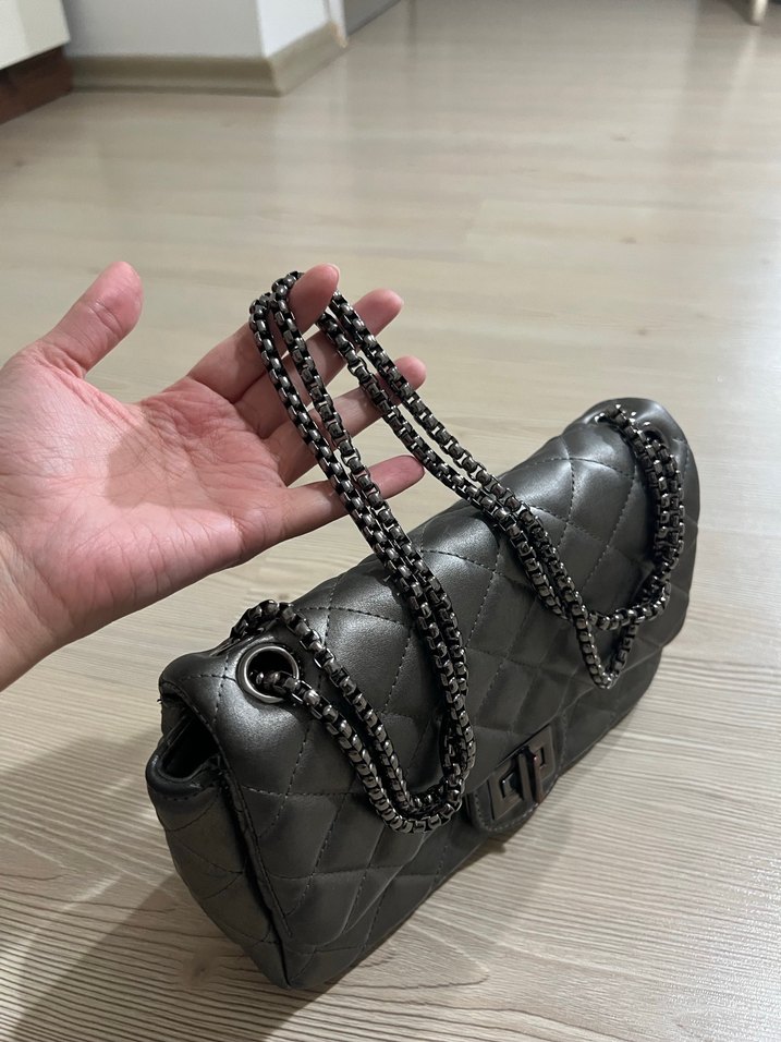 Parlak Gri Gümüş Deri Kapitone Kadın Çanta - Görsel 4