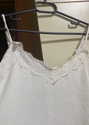 Dantel Detaylı Beyaz Keten Askılı Bluz - Görsel 3