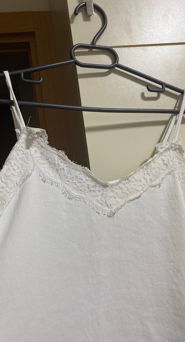 Dantel Detaylı Beyaz Keten Askılı Bluz - Görsel 3