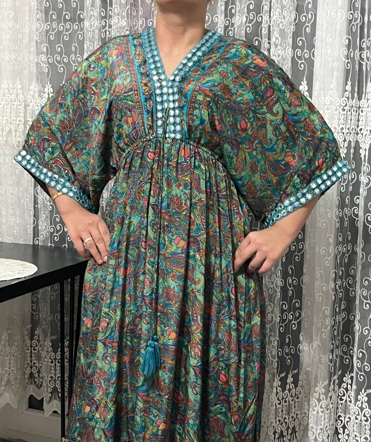 Uzun V Yaka Elbise Püsküllü sırt detaylı - Görsel 4