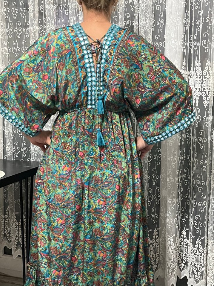 Uzun V Yaka Elbise Püsküllü sırt detaylı - Görsel 3