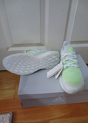 Orjinal adidas 45 1/3 numaradır. 