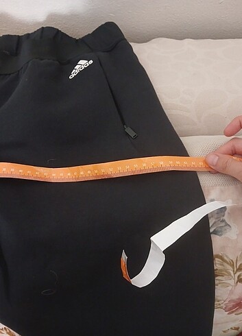 Erkek eşofman orjinal adidas üründür etiketi üzerindedir 