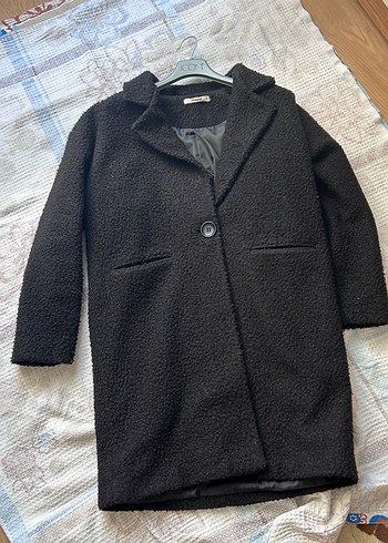 Düğmeli Siyah Peluş Kaban