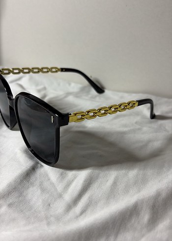 Zincir Detaylı Siyah Kadın Güneş Gözlüğü - Görsel 2