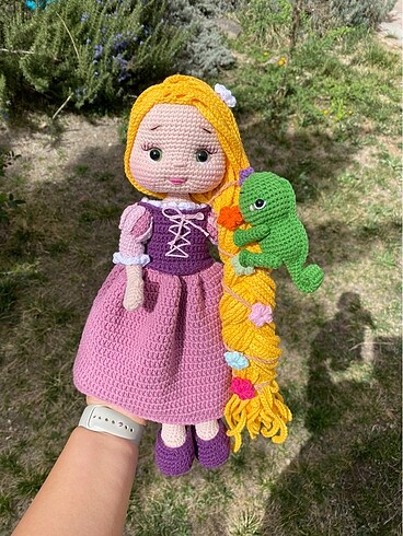 Amigurumi oyuncak rapunzel bebek