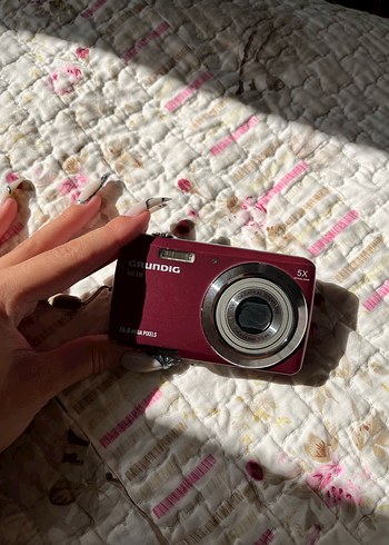Bordo Grundig Dijital Fotoğraf Makinesi