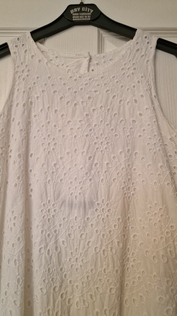 Dantel Detaylı Beyaz Midi Kolsuz Elbise - Görsel 2