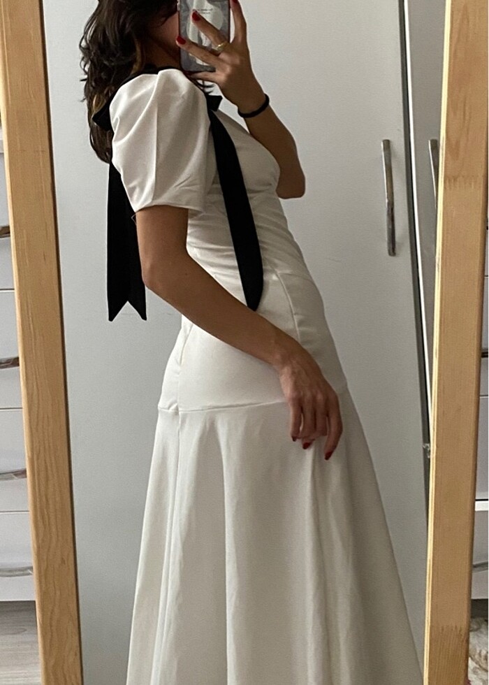 Beyaz Uzun Kısa Kollu Fiyonk Detaylı Elbise - Görsel 2