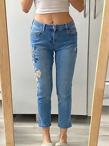 LC Waikiki Nakış Detaylı Kısa Denim Pantolon