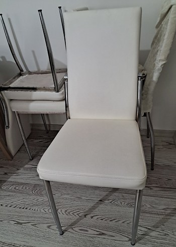 Beyaz ve Gri Yüksek Sandalye