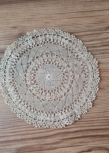 El Yapımı Bej Yuvarlak İğne Oyası Örtü