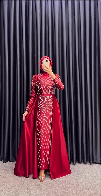Kuyruklu abiye ve uyumlu şalı