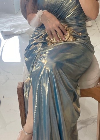 Gold&mavi Renk Uzun Drapeli Straplez Abiye Elbise - Görsel 3