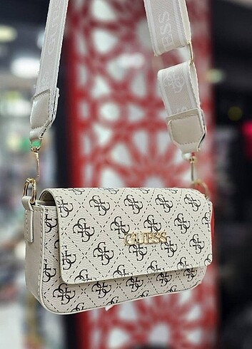 Diğer Guess Yazılı Kol Çantası 