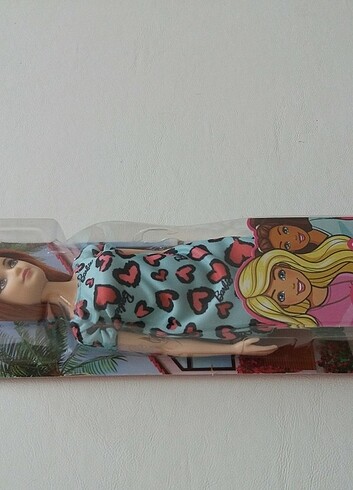 Barbie Barbie lisanslı oyuncak bebek