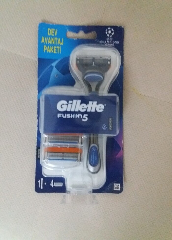 GİLLETTE FUSİON UEFA CHAMPIONS  TRAŞ SETI - Görsel 3