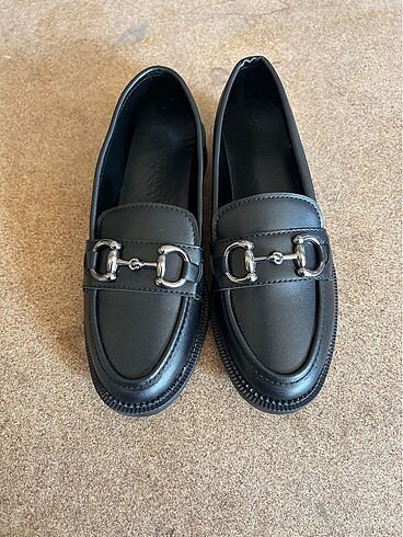 Siyah loafer tokalı
