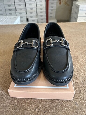 Siyah tokalı loafer ayaklabı