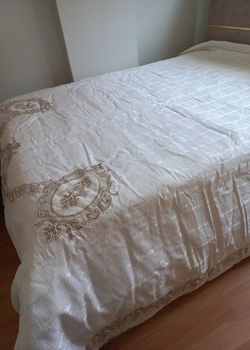 Diğer Gri Nakışlı Beyaz Yatak Örtüsü
