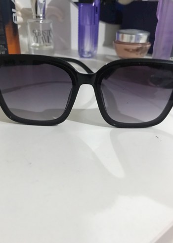 Şeffaf Siyah Minimalist Güneş Gözlüğü - Görsel 3