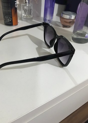 Şeffaf Siyah Minimalist Güneş Gözlüğü - Görsel 2