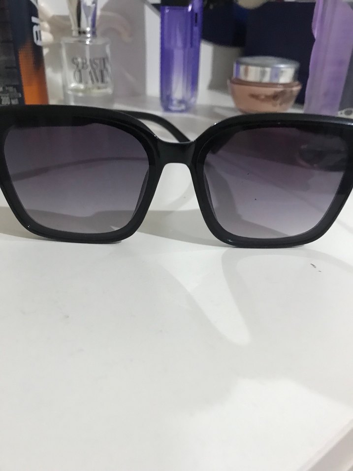 Şeffaf Siyah Minimalist Güneş Gözlüğü - Görsel 3