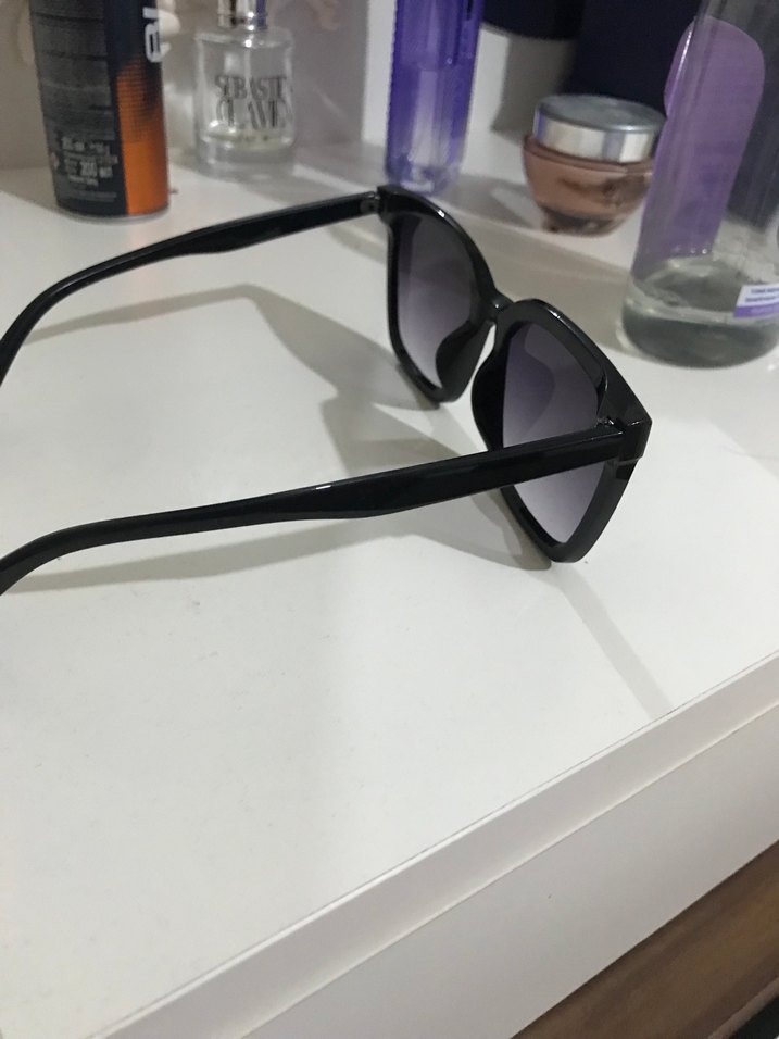 Şeffaf Siyah Minimalist Güneş Gözlüğü - Görsel 2