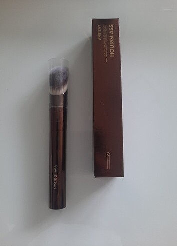 Hourglass Hourglass Ambient Soft Glow Foundation brush
