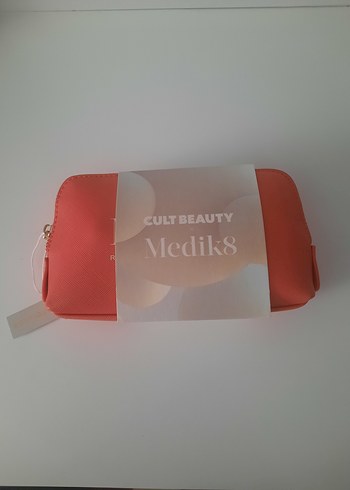 Beden Medik8 Kırmızı Makyaj Çantası ve Cilt Bakım Seti