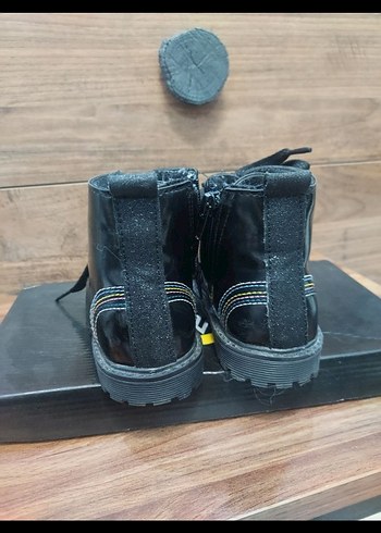 25 Beden Kız Çocuk Siyah Parlak bot