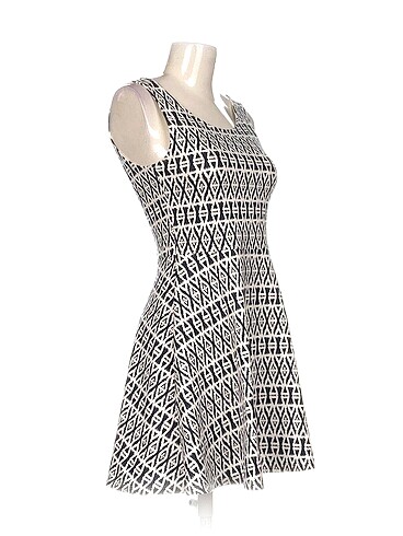 H&M H&M Kısa Elbise %70 İndirimli.