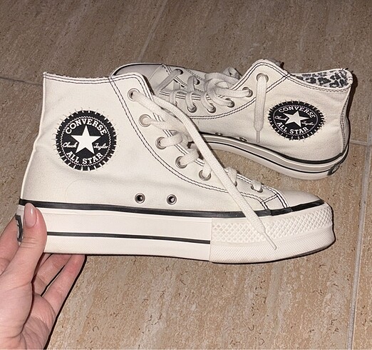 Beyaz Converse