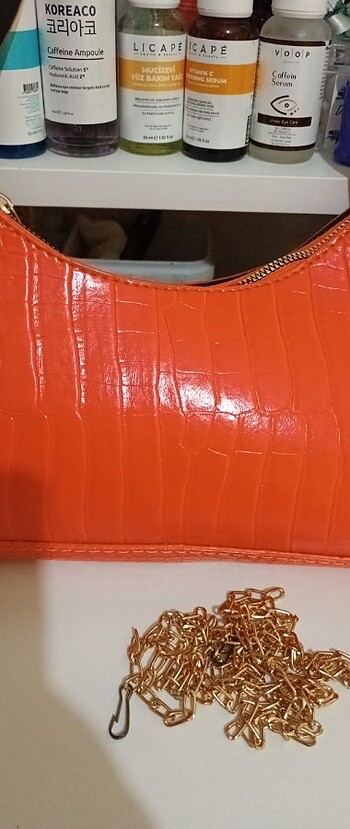 Diğer Turuncu zincir askılı minimal kol çantası