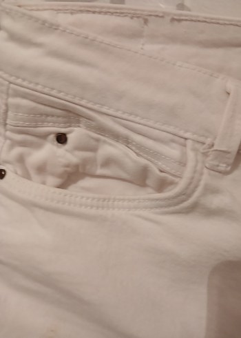 Bershka Düğmeli Beyaz Mini Kadın Şort